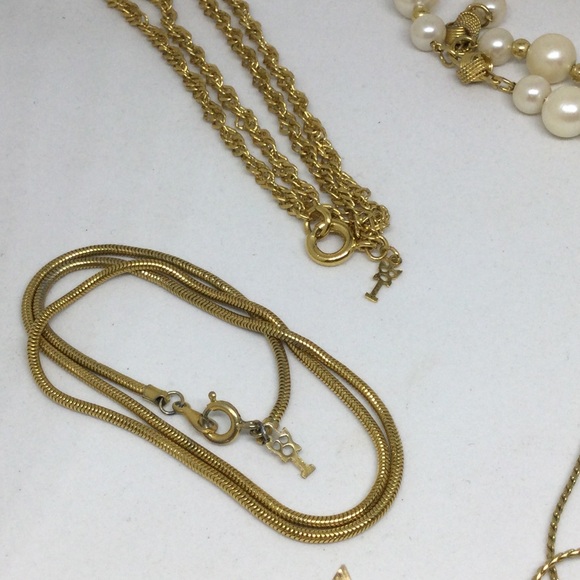 9 piece Lot of Trifari Jewelry Necklace Earrings Crown Patent Pending Hangtags - Picture 3 of 12